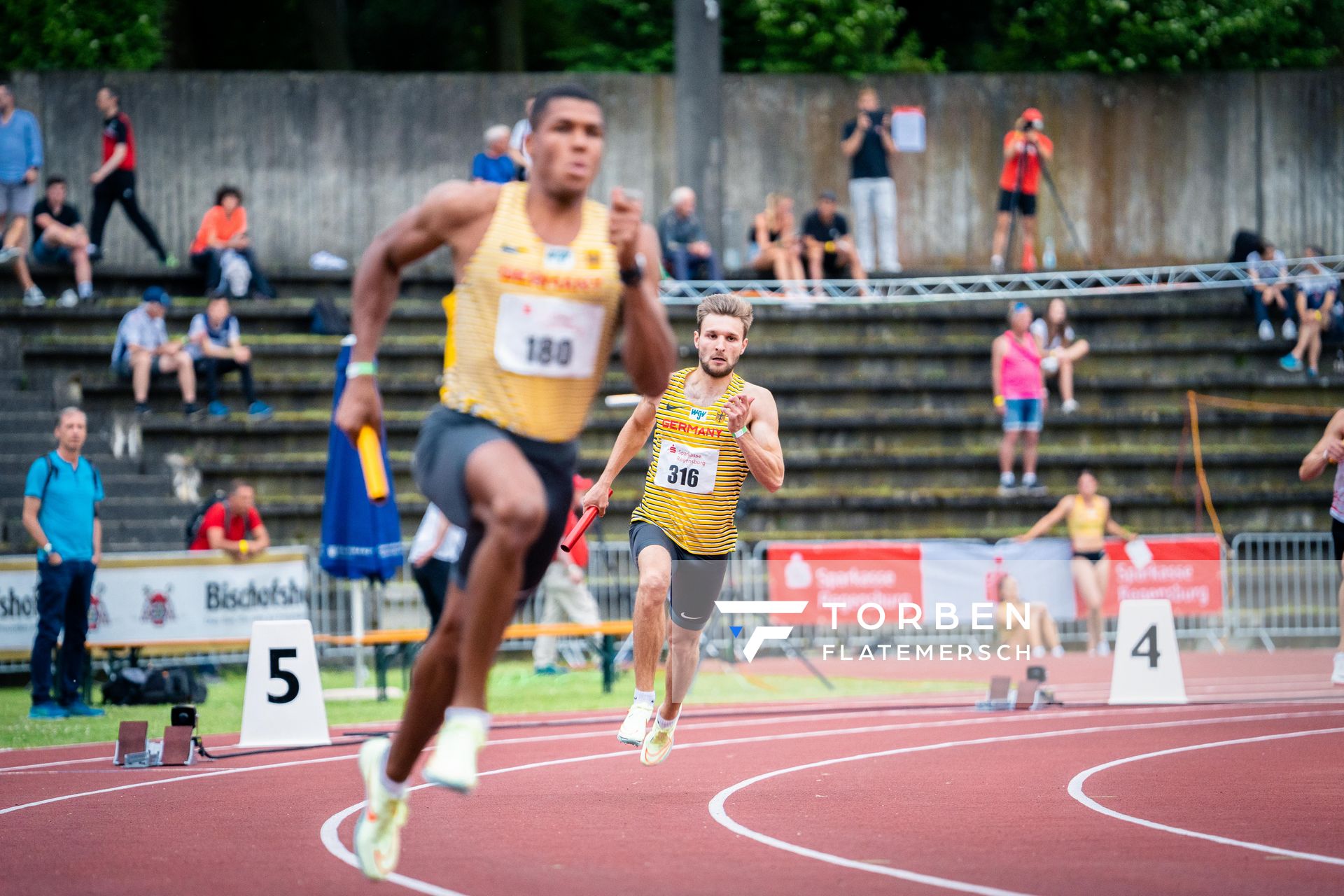 Fabian Dammermann (LG Osnabrueck) als Startlaeufer der 4x400m des DLVs am 03.06.2022 waehrend der Sparkassen Gala in Regensburg